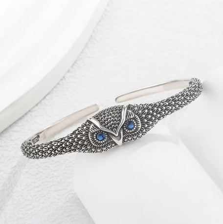 beau bracelet or hibou et pierre bleu