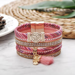 plusieurs bracelets en cuir avec hibou et pompon en breloque rose