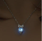 collier chouette brillant dans la nuit bleu